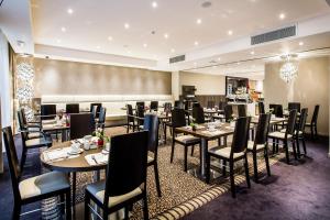 a dining room filled with tables and chairs at Mercure Hotel Brussels Centre Midi in Brussels