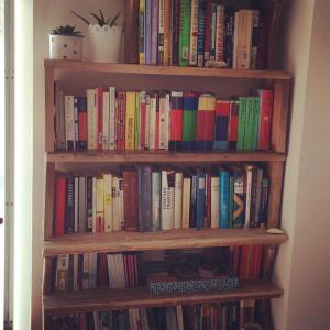 a book shelf filled with lots of books at Hostel Dalmatia in Marusici 