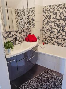 ein Bad mit einem Waschbecken und einer Dusche in der Unterkunft Appartement Hofer in Niedernsill