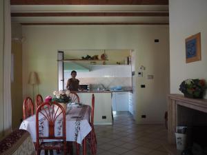 リミニにあるAppartamento sul Mareのテーブル付きのキッチン、人が入るキッチンが備わります。
