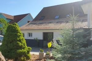 ein Haus mit Bäumen im Vorgarten in der Unterkunft Chez Stef in Marckolsheim