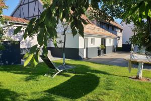 ein Stuhl, der im Gras in einem Garten steht in der Unterkunft Chez Stef in Marckolsheim + 30 Fotos