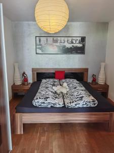 ein Schlafzimmer mit einem Bett mit einem ausgestopften Tier darauf in der Unterkunft Appartement Hofer in Niedernsill