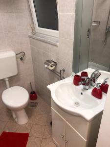 Kúpeľňa v ubytovaní Apartment Kamov + 13 fotografií