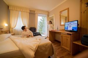 Televízia a/alebo spoločenská miestnosť v ubytovaní Hotel Lilla'