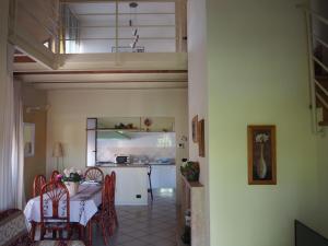 リミニにあるAppartamento sul Mareのキッチン、ダイニングルーム(テーブル、椅子付)