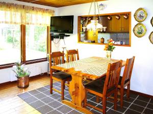 Μια τηλεόραση ή/και κέντρο ψυχαγωγίας στο Chalet Öja by Interhome