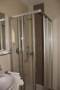 ein Bad mit einer Dusche und einem Waschbecken in der Unterkunft Residence die Färbe in Sterzing