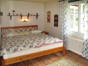 - une chambre avec un lit dans l'établissement Holiday Home Åkekvarn Snärjet by Interhome, à Olofström