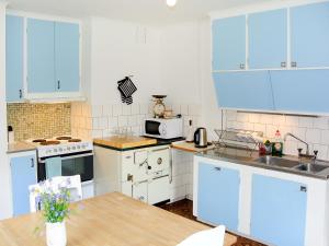 Virtuvė arba virtuvėlė apgyvendinimo įstaigoje Chalet Olleredsbro by Interhome