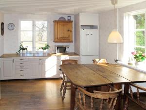 格內斯塔的住宿－Chalet Ilandet - SDM530 by Interhome，一间带木桌的厨房和一间餐厅