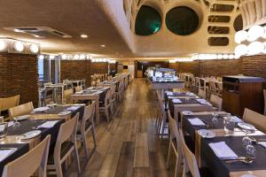 En restaurang eller annat matställe på Alcazar Hotel & SPA