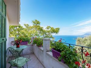 ヴェンティミリアにあるApartment Villa Ginestra by Interhomeの海を望むバルコニー(テーブル、椅子付)