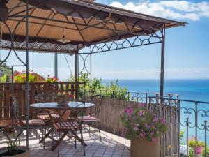 ヴェンティミリアにあるApartment Villa Ginestra by Interhomeの海を望むパティオ(テーブル、椅子付)