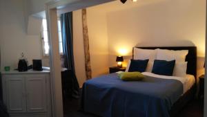 Ein Bett oder Betten in einem Zimmer der Unterkunft Manoir -1654- historisch schlafen in Monschaus Altstadt