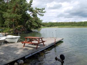 drewniana przystań ze stołem piknikowym na wodzie w obiekcie Chalet Harge Sörgård - NAK 043 by Interhome w mieście Hammar