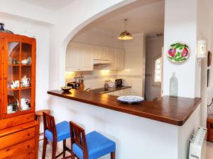 パルスにあるHoliday Home La Reserva I by Interhomeのキッチン(カウンター、青い椅子2脚付)