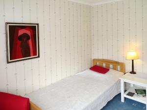 een slaapkamer met een bed en een foto aan de muur bij Chalet Ramsjö - HSL020 by Interhome in Ramsjö