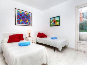 パルスにあるHoliday Home La Reserva I by Interhomeの白い壁と赤い枕が備わる客室のベッド2台