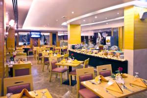 Een restaurant of ander eetgelegenheid bij Landmark Riqqa Hotel