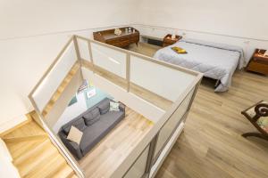 una camera da letto accessibile tramite una scala. di Resina Guest House a Ercolano