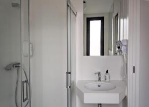 A bathroom at Broz Hostel