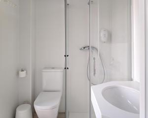 A bathroom at Broz Hostel