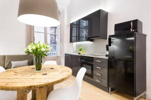 A kitchen or kitchenette at Ola Living CND Canuda