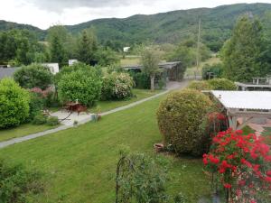 a view of a garden with a house in the background at Ferienwohnung Meindl 2 in Idar-Oberstein