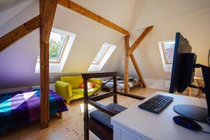Televízia a/alebo spoločenská miestnosť v ubytovaní Apartmán Národní + 2 fotografie