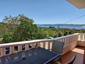 a balcony with a table and chairs and the ocean at Apartments Vidović in Sveti Petar