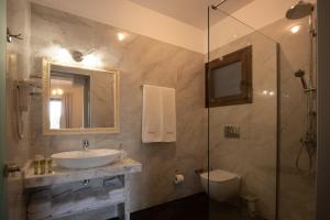 Koupelna v ubytování Byzantio Hotel & Apartments