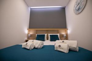 een slaapkamer met een bed met handdoeken erop bij Casa dos Avós- Douro in Peso da Régua
