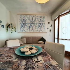 uma sala com uma mesa com bichos de peluche em Casa Bagnaia em Portoferraio