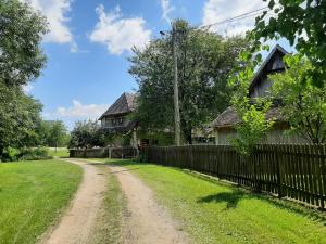een onverharde weg voor een huis met een hek bij Ethno Village Stara Lonja in Lonja