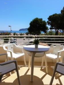 a white table and chairs on a balcony at Trill Mirasol C primera linea mar L'Estartit in L'Estartit