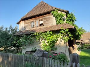 een oud huis met klimop erop met een hek bij Ethno Village Stara Lonja in Lonja