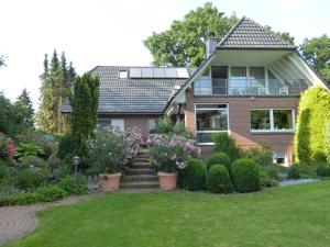 a house with a garden in front of it at Ferienwohnung Gartenblick in Eystrup
