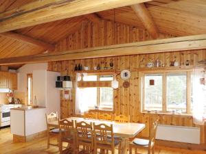 een keuken en eetkamer met een tafel en stoelen bij Chalet Kvisthån Tallen - HJD 058 by Interhome in Vemhån