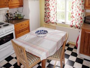 伊德烈的住宿－Chalet Storsätern Dyllen by Interhome，厨房配有桌子和碗