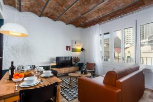 sala de estar con mesa y sofá en Ola Living Music en Barcelona