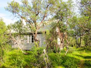ein altes Haus im Wald mit Bäumen in der Unterkunft Chalet Storsätern Dyllen by Interhome in Idre
