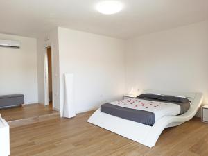 um quarto branco com uma cama num quarto em Guest House - La bella vita em Orosei