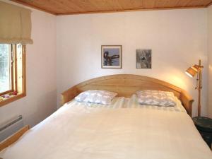 - une chambre avec un lit et 2 oreillers dans l'établissement Chalet Kvisthån Tallen - HJD 058 by Interhome, à Vemhån