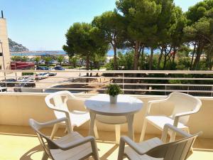 a white table and chairs on a balcony at Trill Mirasol C primera linea mar L'Estartit in L'Estartit