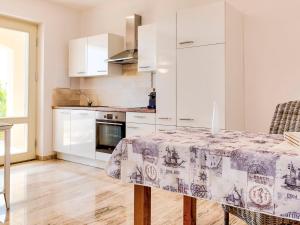 ครัวหรือมุมครัวของ Apartment Lacona - Villa di Sogno by Interhome