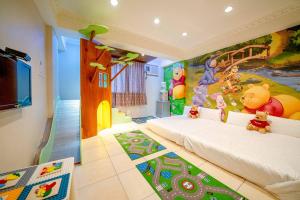 a childrens bedroom with a mural of mickey mouse at 樂哈哈羅東夜市親子民宿 in Luodong