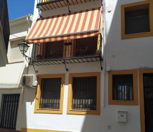 un edificio con un balcón con sillas. en La Casa de Maribel, en Priego de Córdoba
