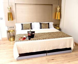 Postel nebo postele na pokoji v ubytování DAOS Suites & Terrace Marbella