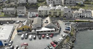 Et luftfoto af Harbour House Inn Newcastle, Northern Ireland